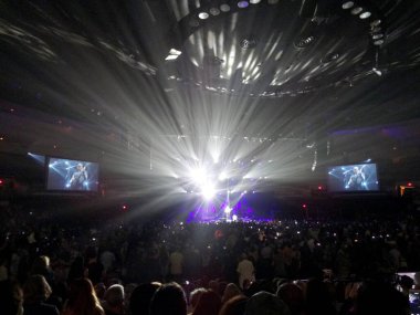 Honolulu - 4 Kasım 2016: Honolulu 'daki Blaisdell Arena' da sahne boyunca ışık parlarken müzisyen Sting çalıyor.