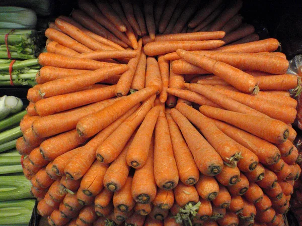 Großer Karottenkreis Supermarkt Gestapelt — Stockfoto