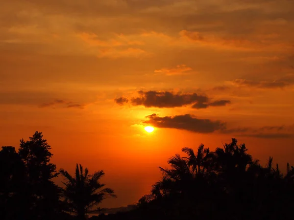 Закат Сквозь Облака Над Океаном Видимый Горы Тантал Мимо Тропического — стоковое фото