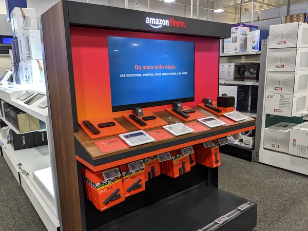 ホノルル 2020年11月7日 Amazon Fire DisplayがAlexa搭載のスティックとキューブデバイスを搭載したベスト ストア内に表示されます Amazon Fire Tvは Amazonによって開発されたデジタルメディアプレーヤーとそのマイクロコンソールリモートです — ストック写真