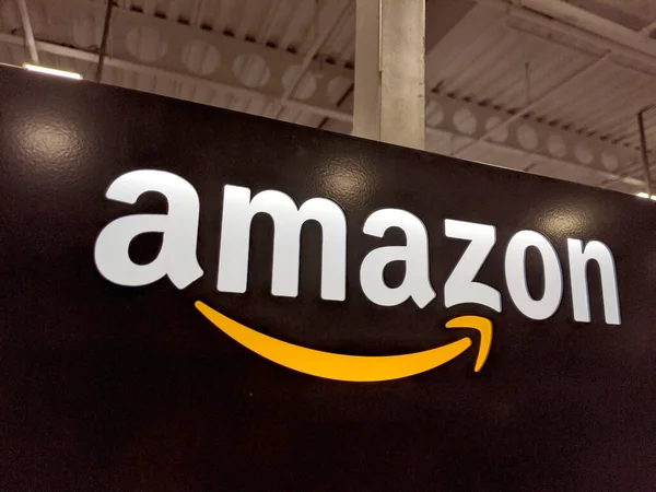ホノルル 11月2 2019 ホノルルの黒い光沢のある壁にアマゾンのロゴベストショップを購入する Amazonはアメリカの国際的な電子商取引会社です 世界最大のオンライン小売業者です — ストック写真