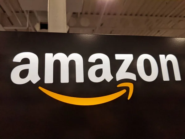 火奴鲁鲁 2020年11月7日 亚马逊标志在火奴鲁鲁百思买商店的黑色闪亮墙壁上 亚马逊是一家美国国际电子商务公司 它是世界上最大的在线零售商 — 图库照片