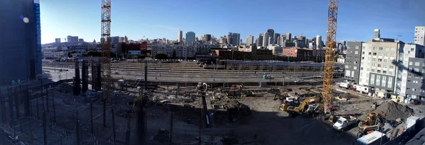 旧金山 2008年3月3日 建筑机械和人员在旧金山的高层建筑工地工作 远处有卡列火车和宏伟的天际线 — 图库照片