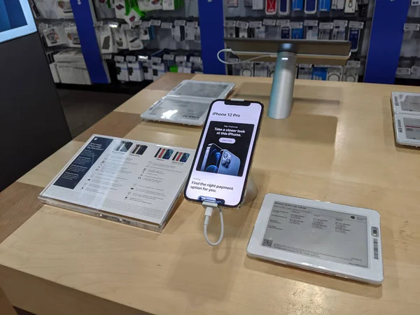 Honolulu Kasım 2020 Apple Iphone Pro Best Buy Mağazasında Sergileniyor — Stok fotoğraf
