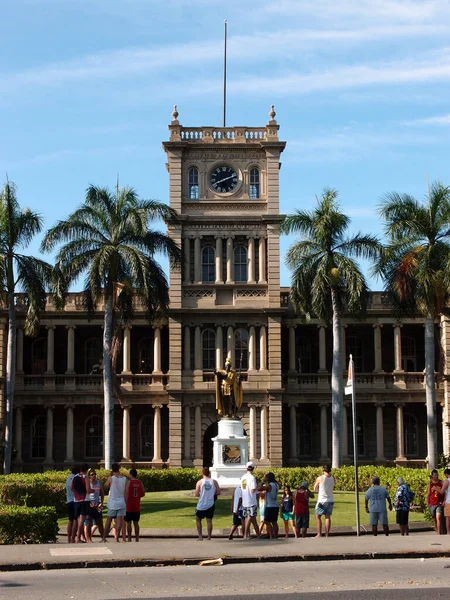 檀香山 2013年11月19日 一群人在夏威夷檀香山市中心拍照欣赏卡梅哈梅哈国王的雕像 在夏威夷檀香山 雕像耸立在Aliiolani Hale的前面 上面挂着美国和夏威夷国旗 — 图库照片