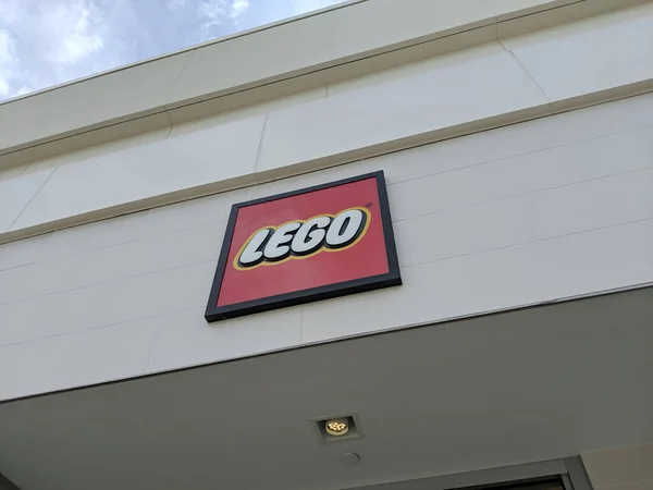 ホノルル 2019年8月30日 店の入り口の上にレゴの看板 レゴはデンマークのビルンドに本拠を置く非公開企業The Lego Groupが製造するプラスチック製の建設玩具のラインです — ストック写真