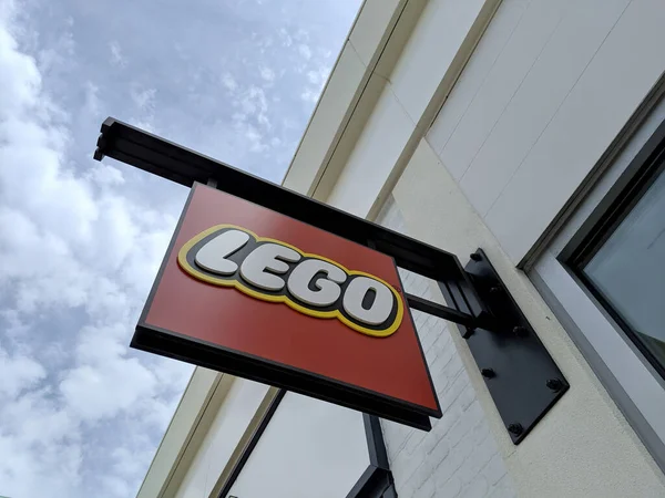 ホノルル 2019年8月30日 店の入り口の上にレゴの看板 レゴはデンマークのビルンドに本拠を置く非公開企業The Lego Groupが製造するプラスチック製の建設玩具のラインです — ストック写真