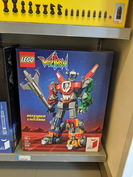 ホノルル 8月30 2019 レゴストア内で販売するための宇宙のおもちゃのレゴVoltron Defender レゴはデンマークのビルンドに本拠を置く非公開企業The Lego Groupが製造するプラスチック製の建設玩具のラインです — ストック写真