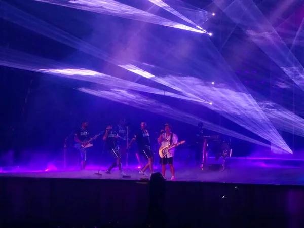Honolulu Noviembre 2018 Bruno Mars Canta Micrófono Mientras Sostiene Guitarra —  Fotos de Stock