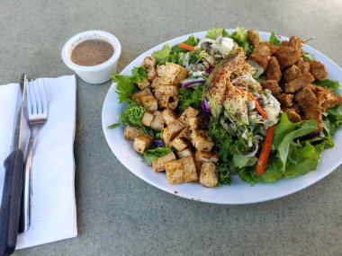 Paleo Salatası: Tofu, Tavuk, Narenciye Slaw, Organik Lahana, Karışık Yeşillik & Dilimlenmiş Avokado. 