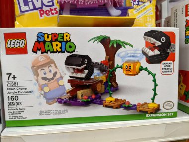 Honolulu - 7 Eylül 2021: Lego Super Mario Chain Chomp Jungle Encounter genişlemesi Hedef Mağaza içinde satışa sunuldu.