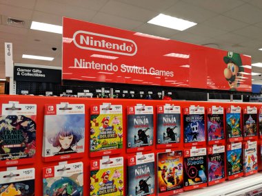 Honolulu - 30 Ağustos 2019: Nintendo Switch digital games like Mario, Lego, Hollow Knight, Snipperclips and other games in Explay in Target store. Nintendo Anahtarı evdeki konsoldan taşınabilir sisteme dönüşmek için tasarlandı.
