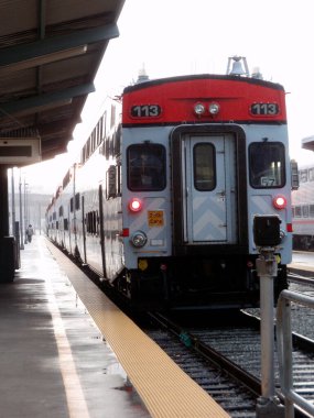 San Francisco, California - 21 Aralık 2009 Caltrain treni 4. Cadde İstasyonu 'na yanaştı.