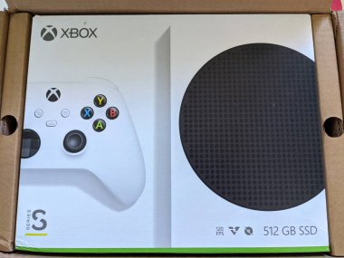Honolulu, Hawaii - 19 Aralık 2020: Microsoft Xbox Series S edition 512 GB SSD 120 FPS teslimat kutusunda. Xbox Serisi S bir video oyunu sistemidir..