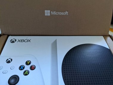 Honolulu, Hawaii - 19 Aralık 2020: Microsoft Xbox Series S edition 512 GB SSD 120 FPS teslimat kutusunda. Xbox Serisi S bir video oyunu sistemidir..