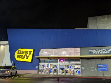 Honolulu, Hawaii - 19 Aralık 2021 Best Buy mağazası tabelası ve girişi. Best Buy geceleri ABD merkezli bir elektronik perakendecisi.. 