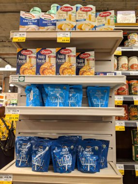 Honolulu - 17 Aralık 2019: Manishewitz Matzo Ball mix and Soup, patates krepleri, Hanuka Organik Sütü ve Kara Çikolatalı sikkeler. 