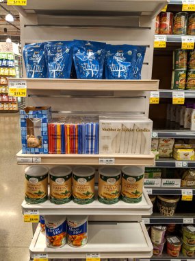 Honolulu - 17 Aralık 2019: Hanuka Organik Süt ve Kara Çikolata sikkeleri, mumlar, dreideller, panko pulları ve Matzo yemeği mağazanın içinde satılık.