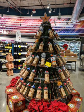 Honolulu - 15 Aralık 2018: Tito 'nun el yapımı votkası ve Sierra Nevada Kutlama Birası Yılbaşı Ağacı.