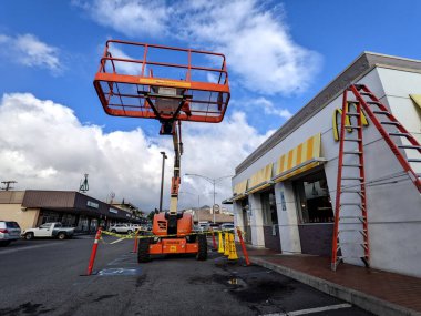 Honolulu, 14 Aralık 2021, Honolulu, Hawaii 'de tamir edilen McDonalds Mağazası. McDonald 's öncelikle hamburger, çizburger, tavuk, patates kızartması, kahvaltı malzemeleri, meşrubat, milkshake ve tatlı satar. 30 Eylül 2018, Honol