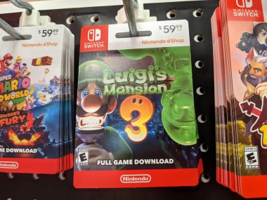Honolulu - 28 Eylül 2021: Nintendo Switch digital games Luigi 's Mansion 3 Full Game İndirme kartları Target mağazasında satışa sunuldu. Nintendo Anahtarı gittiğiniz her yere gitmek için tasarlanmıştır, ev konsolundan taşınabilir bir sisteme dönüşür