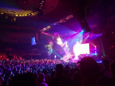 Honolulu - 8 Ocak 2017: Chance the Rapper konserde bando eşliğinde mor ışıkta şarkı söyledi.