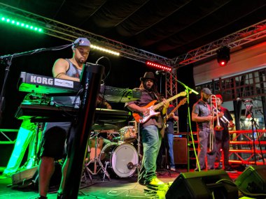 Honolulu - 1 Eylül 2019: Rehberlik Grubu, Ala Moana Alışveriş Merkezi 'ndeki Mai Tai Bar' da şarkı söyler, müzik çalar ve reçel çalar..