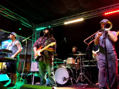 Honolulu - 1 Eylül 2019: Rehberlik Grubu, Ala Moana Alışveriş Merkezi 'ndeki Mai Tai Bar' da şarkı söyler, müzik çalar ve reçel çalar..