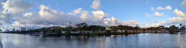 阿拉韦运河是一条贯穿瓦胡岛檀香山市的人造水道 里面有公寓 高尔夫球场和椰子树 在远处 可以看到高卢山脉的群山 这张全景照片 — 图库照片