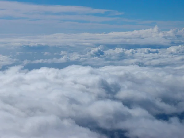 Vistas Aéreas Cautivadoras Capas Nubes Esponjosas Cubren Cielo Azul Con — Foto de Stock