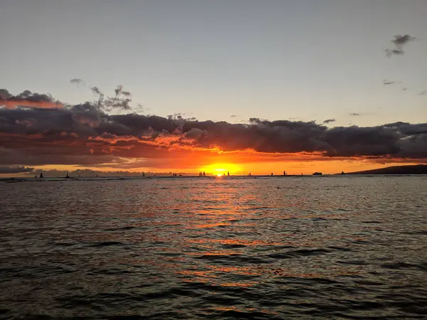 Zachód Słońca Nad Waikiki Beach Honolulu Hawaje Słońce Zachodzi Nad — Zdjęcie stockowe