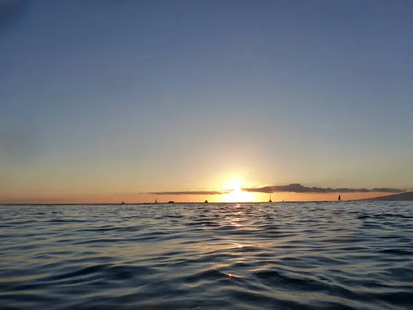 Oahu Hawaii Teknelerle Waikiki Okyanusu Üzerinde Gün Batımı Güneş Ufukta — Stok fotoğraf
