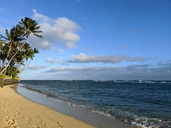 夏威夷瓦胡岛莱希海滩公园的一个空的 秘密的海滩 海滩美丽而幽静 有白沙和清澈的蓝水 没有人或建筑物在视线之内 使它成为一个完美的地方 放松和享受自然 — 图库照片