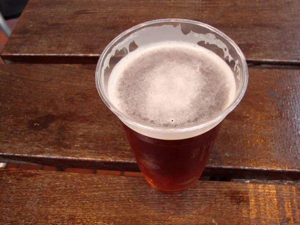 Een Glas Bier Boven Een Houten Tafel — Stockfoto