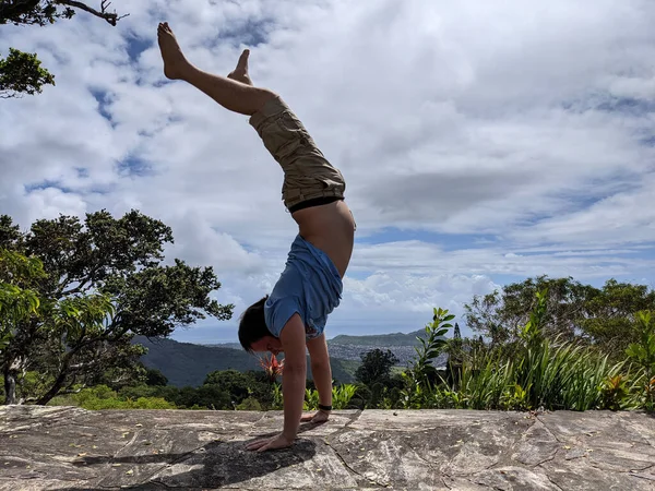 Upside Paradise Man Performs Handstand Summit Oahu Highest Peak Stunning — Stock Photo, Image