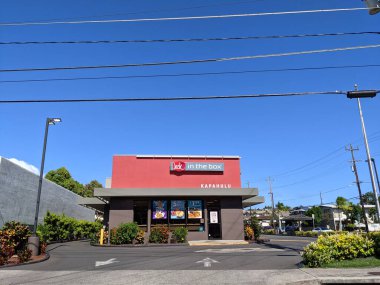 Honolulu - 17 Mart 2021: Jack in the Box Restaurant Kapahulu yerel halk ve turistler için popüler bir yerdir. Restoranda hamburgerler, tacolar ve tavuk da dahil olmak üzere çok çeşitli menüler sunulmaktadır. Restoranda kongre için de açık büfe var.