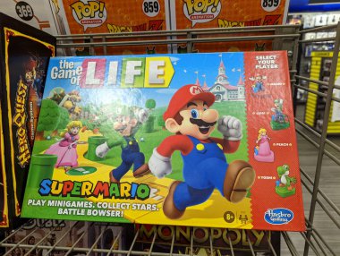 Honolulu - 11 Mart 2022: Luigi, Peach, Yoshi ve Bowser 'ın yer aldığı Super Mario' s The Game of Life Box, Hasbro Gaming 'in GameStop mağazasında satışa sunuldu..