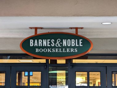 Honolulu - 17 Mart 2022 Barnes ve Noble Kitapevi yeni kitaplar, filmler, müzik, oyuncaklar ve oyunlar bulmak için harika bir yer. Mağazanın seçebileceği çok sayıda eşya var ve personel her zaman yardımsever ve bilgili. İster bak, ister bakma
