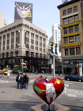 San Francisco - 18 Şubat 2009: San Francisco 'nun Birlik Meydanı' ndaki ikonik Kızıl Kalp heykelinin çarpıcı bir görüntüsü, Nike Town 'un ve yakınlardaki bir binanın tepesinde öne çıkan bir Livestrong reklamı,