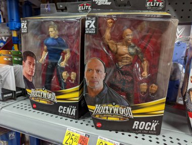 Honolulu - 5 Mart 2022: John Cena ve The Rock Elite Collection Hollywood Action Figürleri ile Eve Aksiyon Getir.