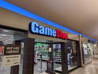 Honolulu - 24 Mart 2022: Kahala Alışveriş Merkezi 'ndeki Gamestop mağazası (GME) vitrininde işe alım tabelası bulunuyor. Gamestop Corporation 1984 'ten beri var ve birçok ülkede 6 bin 700 mağazası var.