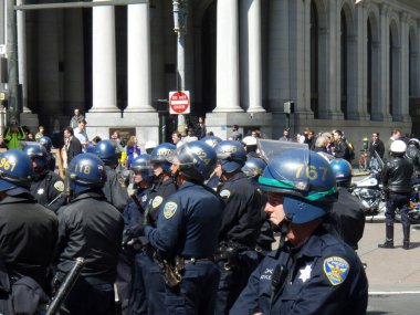 San Francisco - 19 Mart 2008 San Francisco polis memurları savaş karşıtı protesto sırasında güç gösterisi için bir araya geldiler. Polis protestocuların gözünü korkutmaya ve protestolarına devam etmelerini engellemeye çalışıyordu..