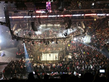 Oakland, California - 20 Şubat 2011: Edge ve Rey Mysterio, Oracle Arena 'da İzle-Öde etkinliğinde WWE eleme Odası yapısında birbirlerine bakarken hakem maç başlamadan önce kemerini tutuyor.