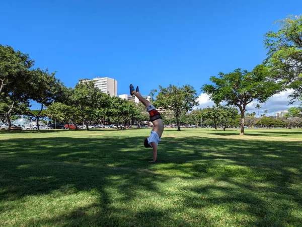 Kopfüber Paradies Handstand Kapiolani Park Schönen Honolulu Hawaii — Stockfoto