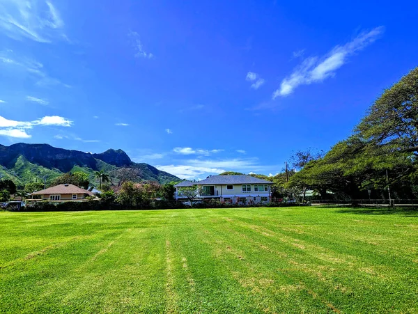 大自然完美的背景 夏威夷瓦胡岛一个有着新鲜草场的宁静社区公园上的钻石头弹坑塔 — 图库照片