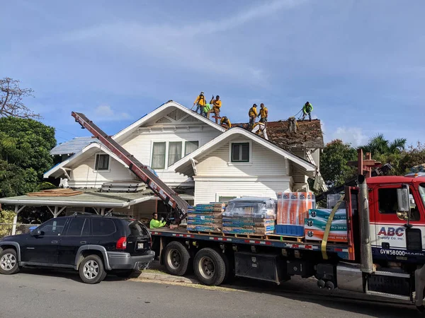 Honolulu Fevereiro 2021 Trabalhadores Reparação Telhado Descascando Telhado Velho Kapahulu — Fotografia de Stock