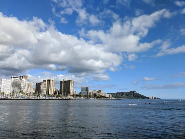 Waikiki Feb 2018 Barco Navegando Hacia Puerto Ala Wai Con — Foto de Stock