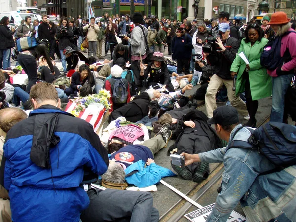 San Francisco Marca 2008 Antywojenni Protestujący Leżą Ulicy Protestujący Blokują — Zdjęcie stockowe