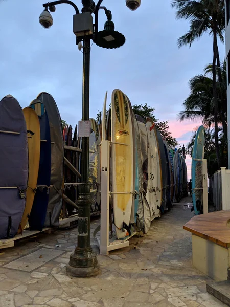 Waikiki Febrero 2019 Bastidores Públicos Almacenamiento Tablas Surf Atardecer Listos —  Fotos de Stock
