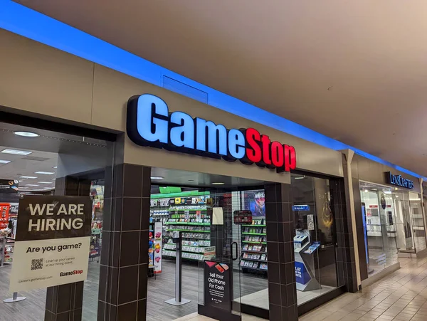 ホノルル 2022年3月24日 カハラモールのショッピングセンターにあるゲームストア Gme 窓に看板を採用しています Gamestop Corporationは1984年以来存在し 多くの国に6 700店舗を有し 豊富なヘッジファンドによって短いスクイズの対象となりました — ストック写真
